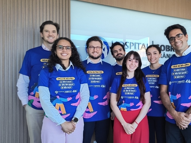 Equipe médica do Hospital Sobrapar Crânio e Face com a camiseta da campanha contra o bullying