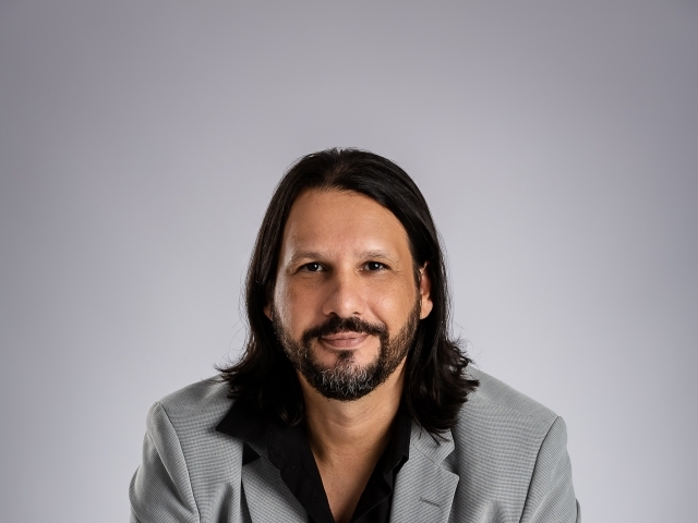 Lucelmo Lacerda é autista e pai de uma criança autista