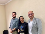 Voluntários entregam camiseta e ecobag ao prefeito em agradecimento ao apoio no evento Cores e Conversas