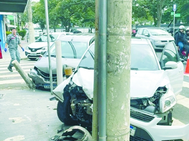 Um poste tem valor entre R$ 3 mil a R$ 14 mil