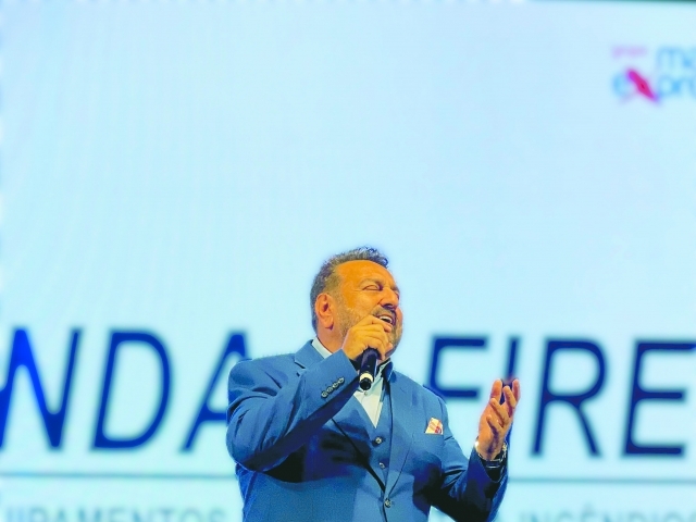 O jantar contou com a apresentação do tenor Jorge Durian