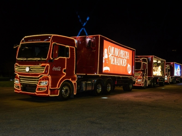 Comitiva conta com espetáculos visuais e sensoriais para encantar o público, como projeções, luzes e bailarina