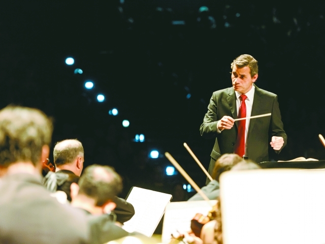 Maestro Paulo de Paula conduz orquestra no concerto de encerramento