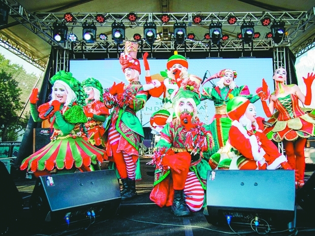 Personagens mais do que especiais preparam a festa para a chegada do bom velhinho na praça central do Polo