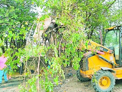 Prefeitura realiza limpeza de rua do São Domingos e alerta para riscos da dengue