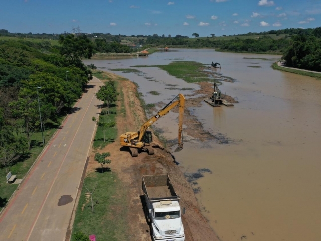 O desassoreamento é a remoção de sedimentos que se acumulam naturalmente no leito de corpos d’água.