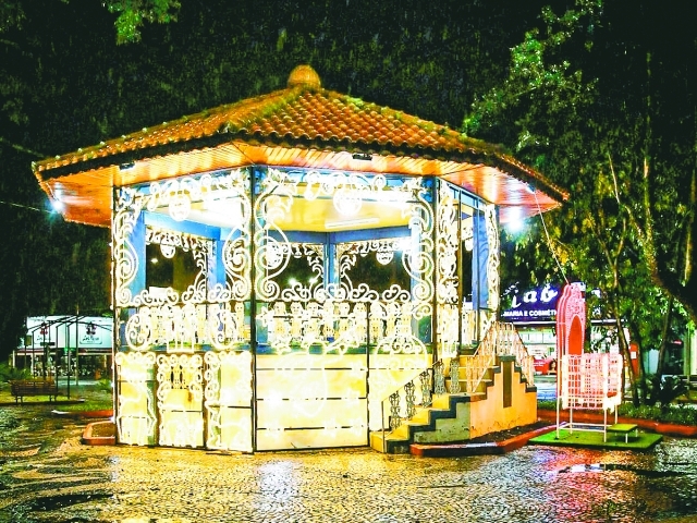 Decoração na área central visa atrair público para compras de Natal