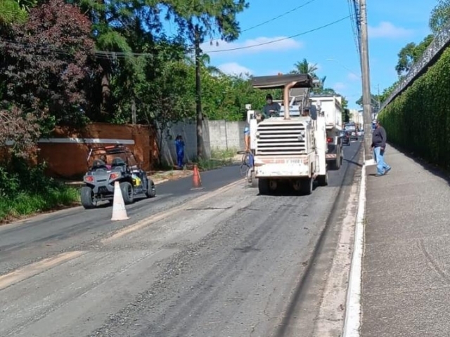 Trabalhos se concentram na etapa inicial da preparação da via para receber o novo asfalto, por meio de fresagem.