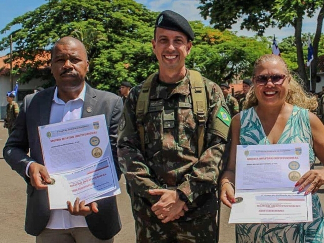 Os secretários receberam a moeda militar institucional e um certificado do Regimento Deodoro
