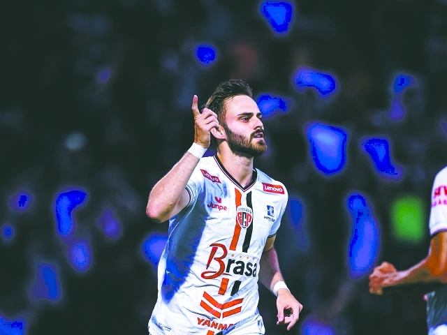 Gabriel Poveda abriu placar em gol de pênalti com dois minutos de jogo