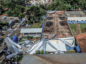 Chuva forte com ventos intensos causa danos em Cardeal e mobiliza força-tarefa da Prefeitura