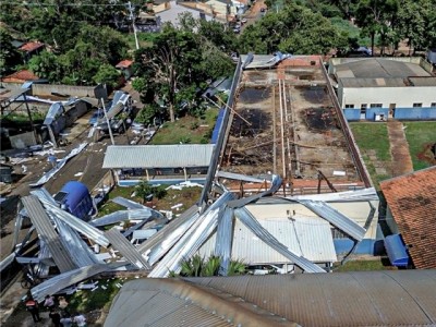 Chuva forte com ventos intensos causa danos em Cardeal e mobiliza força-tarefa da Prefeitura