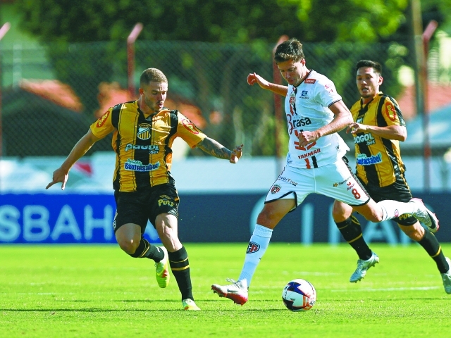Luan Martins foi substituído no segundo tempo; equipe sofreu com forte calor e problemas na marcação