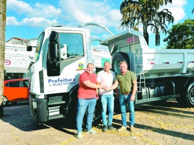 Elias Fausto e Cardeal recebem caminhão basculante para reforço