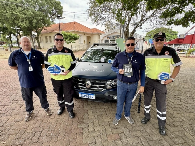 Ação educativa da Secretaria de Mobilidade Urbana e do Detran-SP reforça a segurança viária no entorno escolar durante a volta às aulas