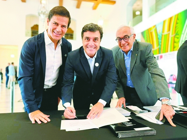 Rogério Nogueira, Dr. Custóvio Tavares e Carlos Olímpio Pires da Cunha na assinatura do convênio