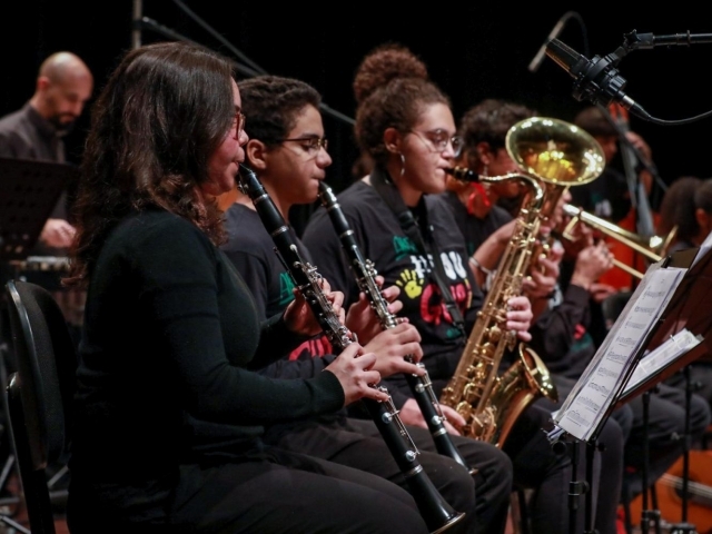 Cursos gratuitos de música contemplam diferentes instrumentos e modalidades no município.