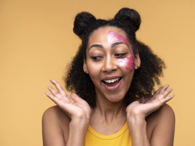  Glitter e tintas na pele: o guia de beleza para brilhar sem riscos no Carnaval