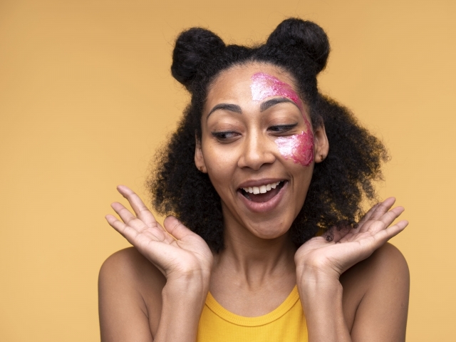  Glitter e tintas na pele: o guia de beleza para brilhar sem riscos no Carnaval