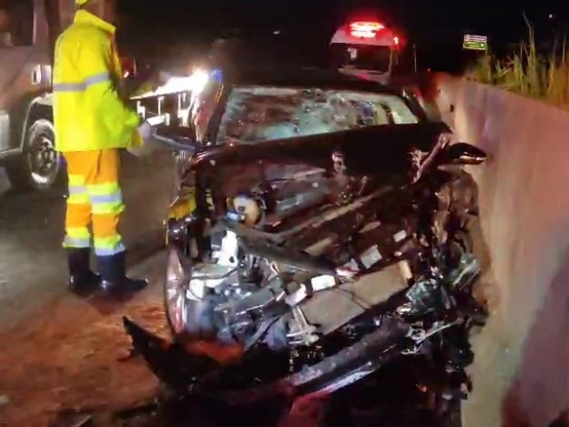 Motorista perde controle do veículo e colide contra mureta na SP-075