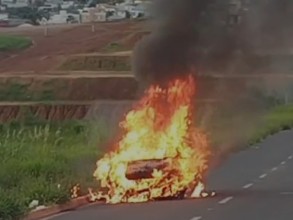 Veículo pega fogo após pane elétrica na Rua Domingos Ferrazzi