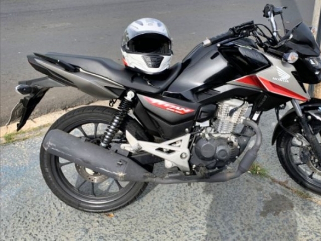 Motociclista tem moto apreendida por irregularidades na Vila Vitória