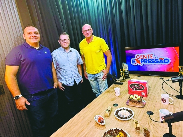 Luiz e Marcel Zago com Fabio (ao centro) no estúdio do podcast