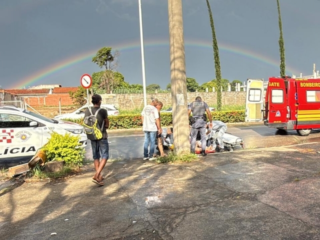 Colisão entre carro e moto deixa mulher ferida no bairro Califórnia