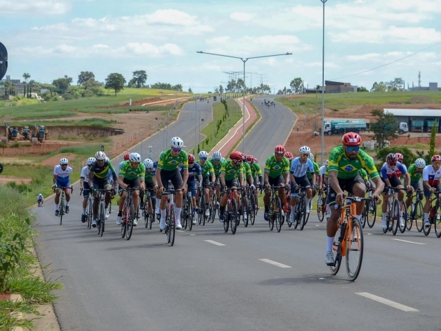 Atletas na prova de estrada no Pan-Americano de Paraciclismo em Indaiatuba