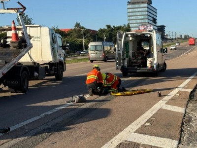 Colisão entre carro e moto deixa dois feridos na Santos Dumont