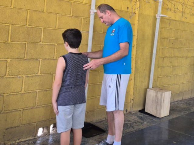 Alunos participam de atividades de basquete no Centro Esportivo do Trabalhador durante o ciclo de diagnósticos