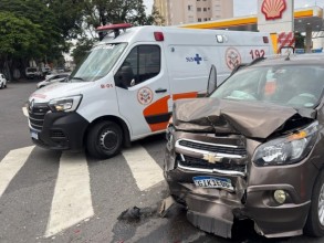 Colisão traseira deixa duas pessoas feridas em Indaiatuba