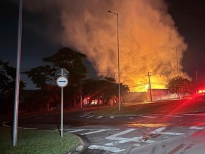 Incêndio atinge empresa de reciclagem em Salto