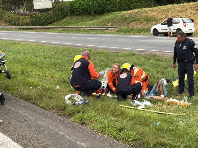 Motociclista fica gravemente ferido após colisão com caminhão em Indaiatuba