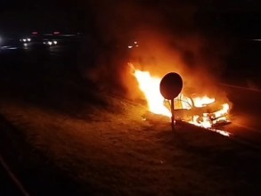 Carro é destruído por incêndio na Rodovia Santos Dumont em Campinas