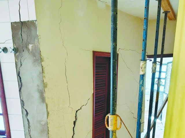 Rachaduras comprometeram a estrutura das quatro casas 