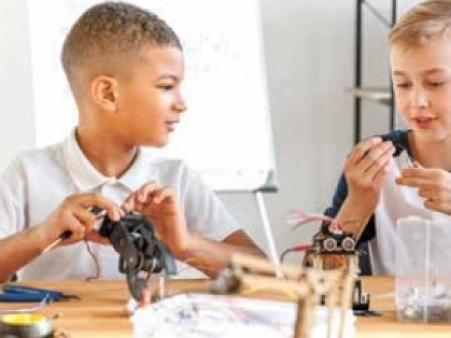 Ao incorporar práticas maker, ampliam-se as oportunidades de protagonismo na sala de aula