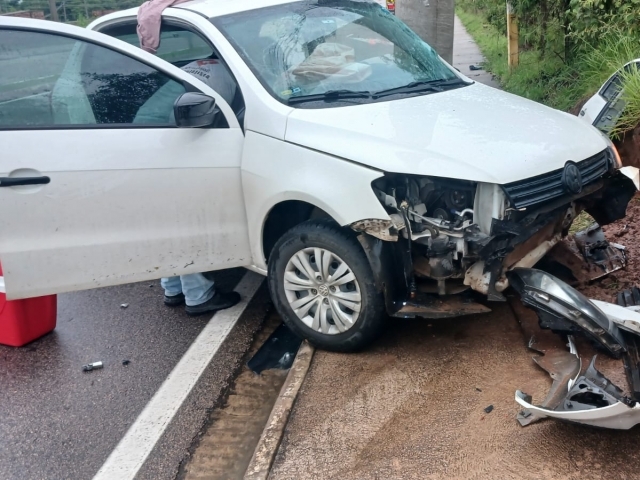 Motorista fica presa nas ferragens após colidir carro contra poste em Salto