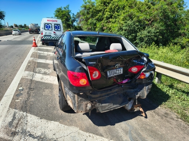 Colisão traseira entre veículos deixa sete pessoas ilesas na Rodovia Santos Dumont