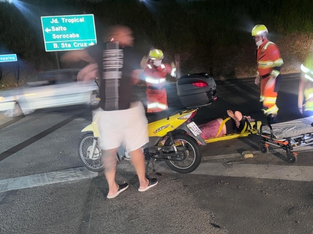 Motociclista fica ferida após colisão com carro em cruzamento em Indaiatuba