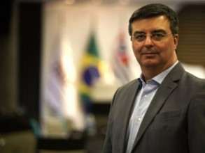 Juro alto desestimula a indústria, limita inclusão social e agrava dívida pública