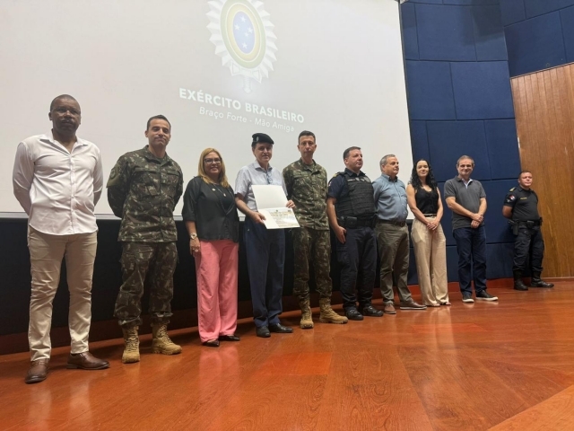 Autoridades durante a solenidade de dispensa da Junta de Serviço Militar.