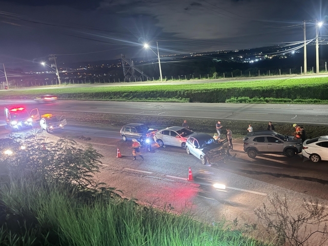 Engavetamento envolve seis veículos na Rodovia Santos Dumont