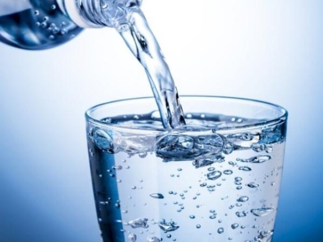 Baixa ingestão de água e consumo excessivo de sal estão entre os fatores