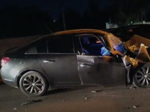 Colisão traseira entre carro e ônibus deixa dois feridos leves na SP-075