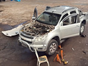 Veículo desgovernado atravessa rua e para em grade em Salto