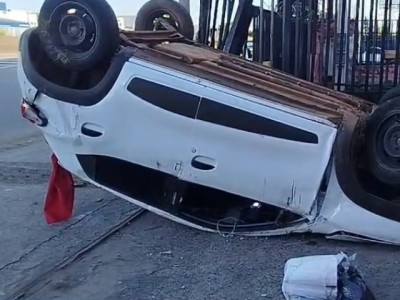 Carro capota após perder controle na SP-75