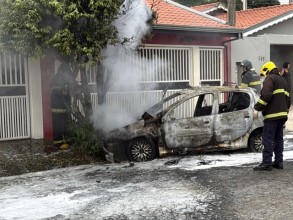 Veículo é destruído por incêndio no bairro Califórnia