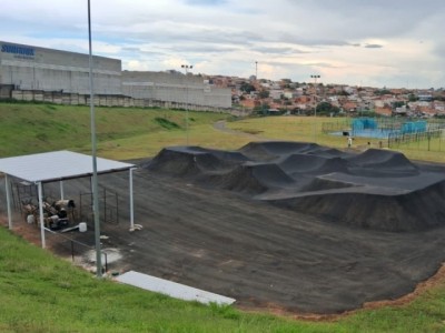 Prefeitura entrega Campo de Futebol Americano e Pista de Pump Track no Complexo Rei Pelé