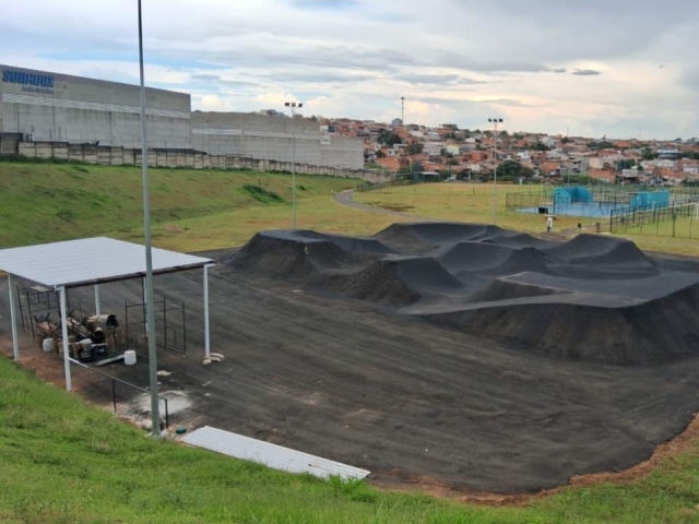 Pista de Pump Track do Complexo Esportivo Rei Pelé está na fase final de execução e já ganha forma para receber atletas e a população